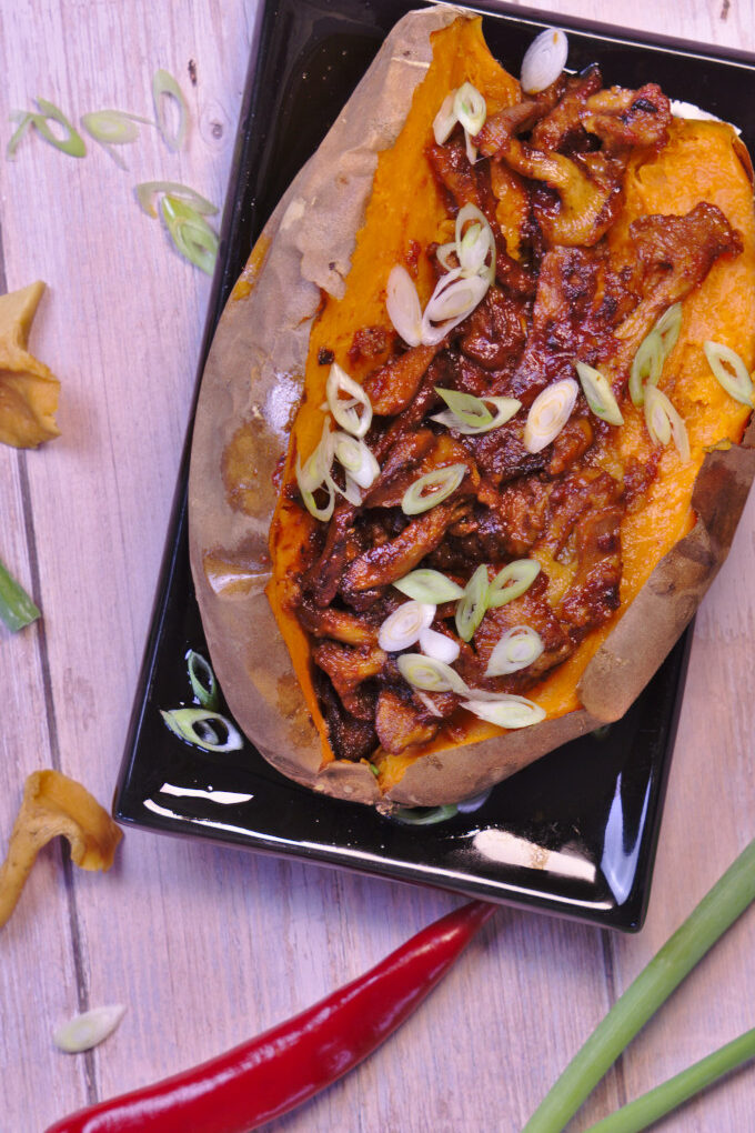 Süßkartoffel mit Pfifferlingen und Chili Miso Sauce