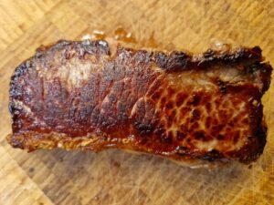 Gebratenes Steak zum Ruhen beiseite gestellt
