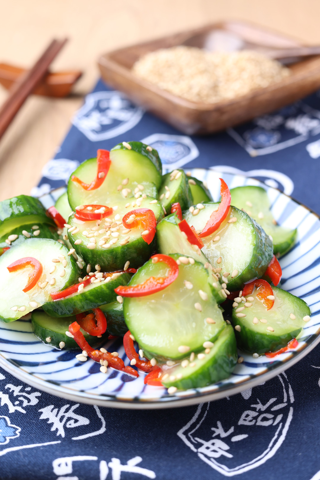 Gurkensalat mit roter Chili