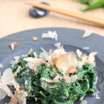 Spinat mit Miso-Sauce und Katsuobushi