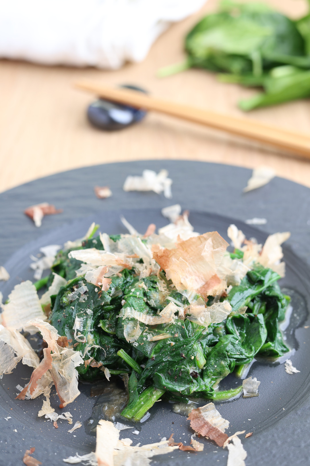 Spinat mit Miso-Sauce und Katsuobushi